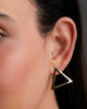 brinco-triangulo-dourado-papoula-geometrica-2