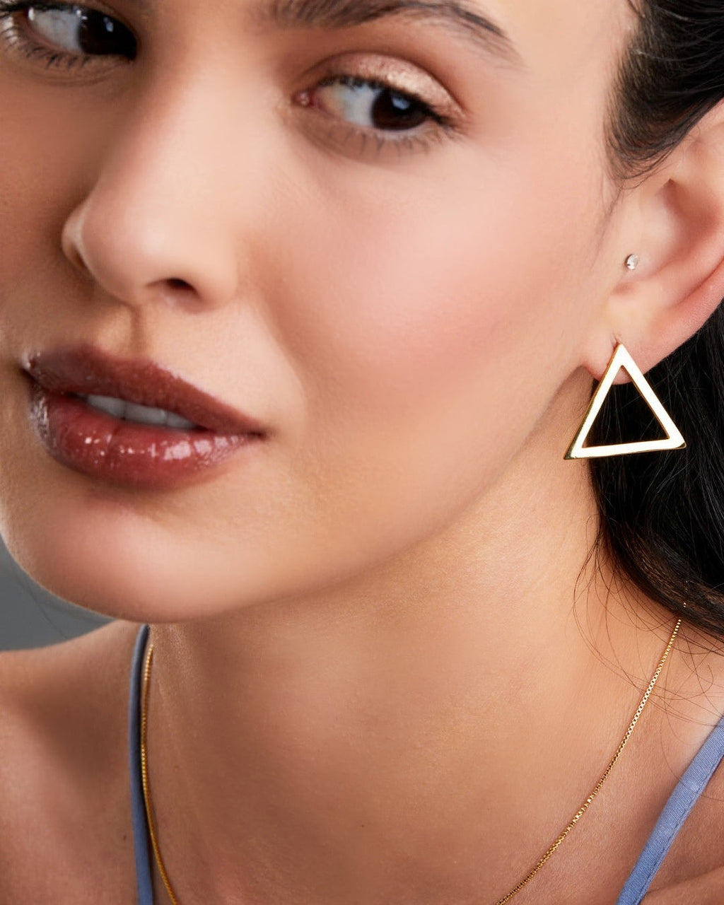 brinco-triangulo-dourado-papoula-geometrica-3