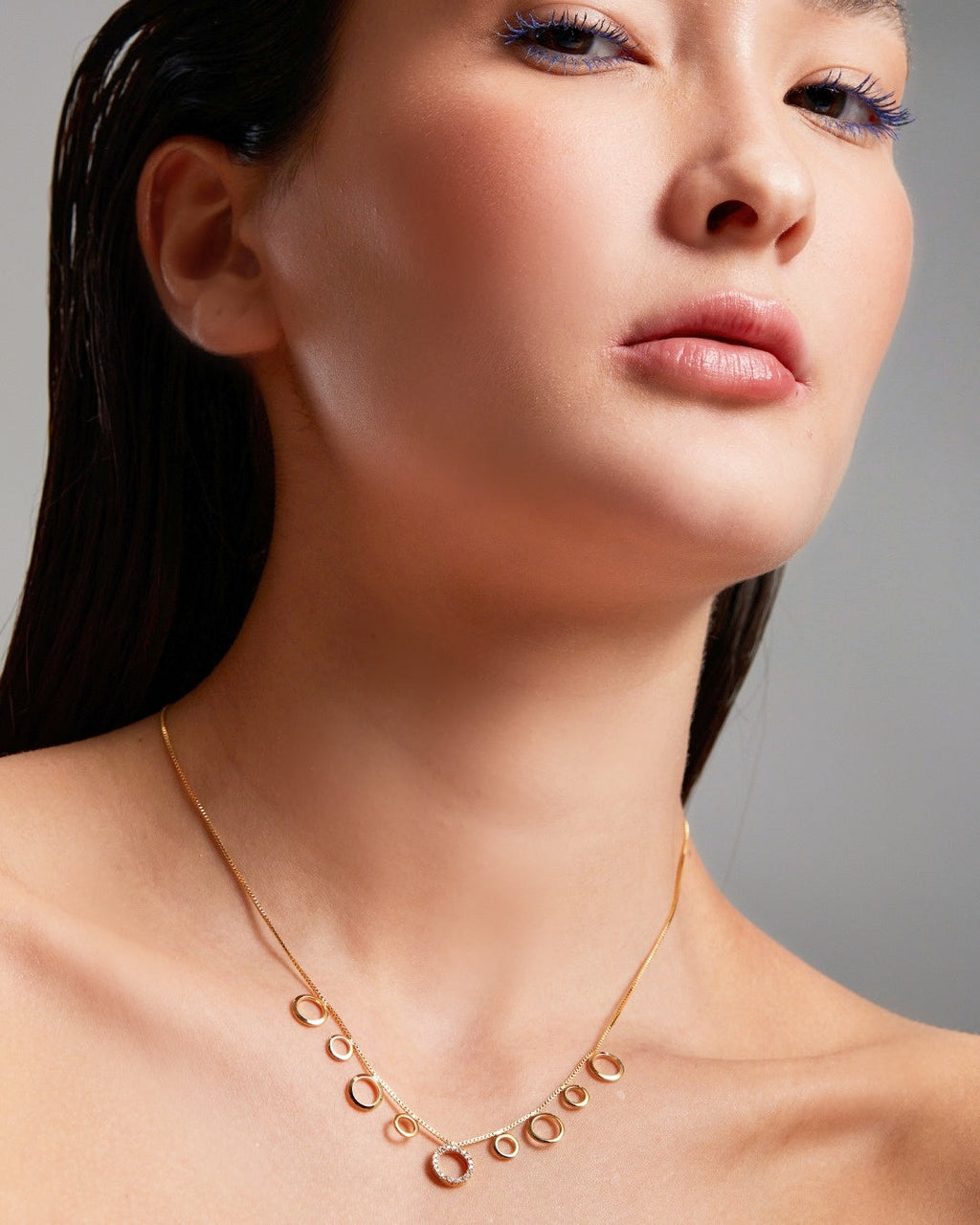 colar-pingentes-circulos-dourado-cravejado-40cm-papoula-loop-2