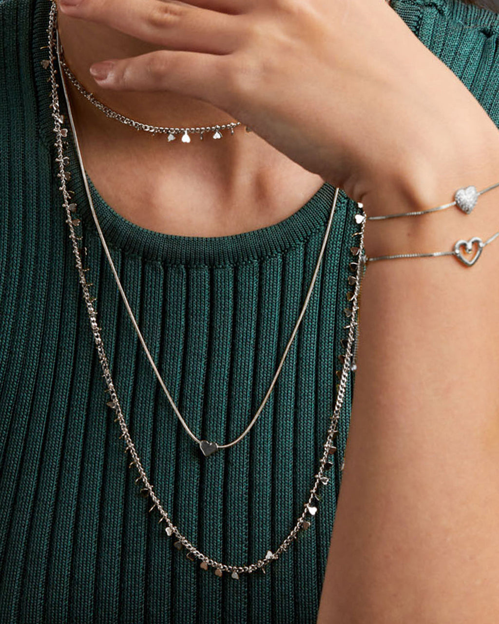 gargantilha-tripla-pingente-coracoes-prateada-papoula-infinity-2