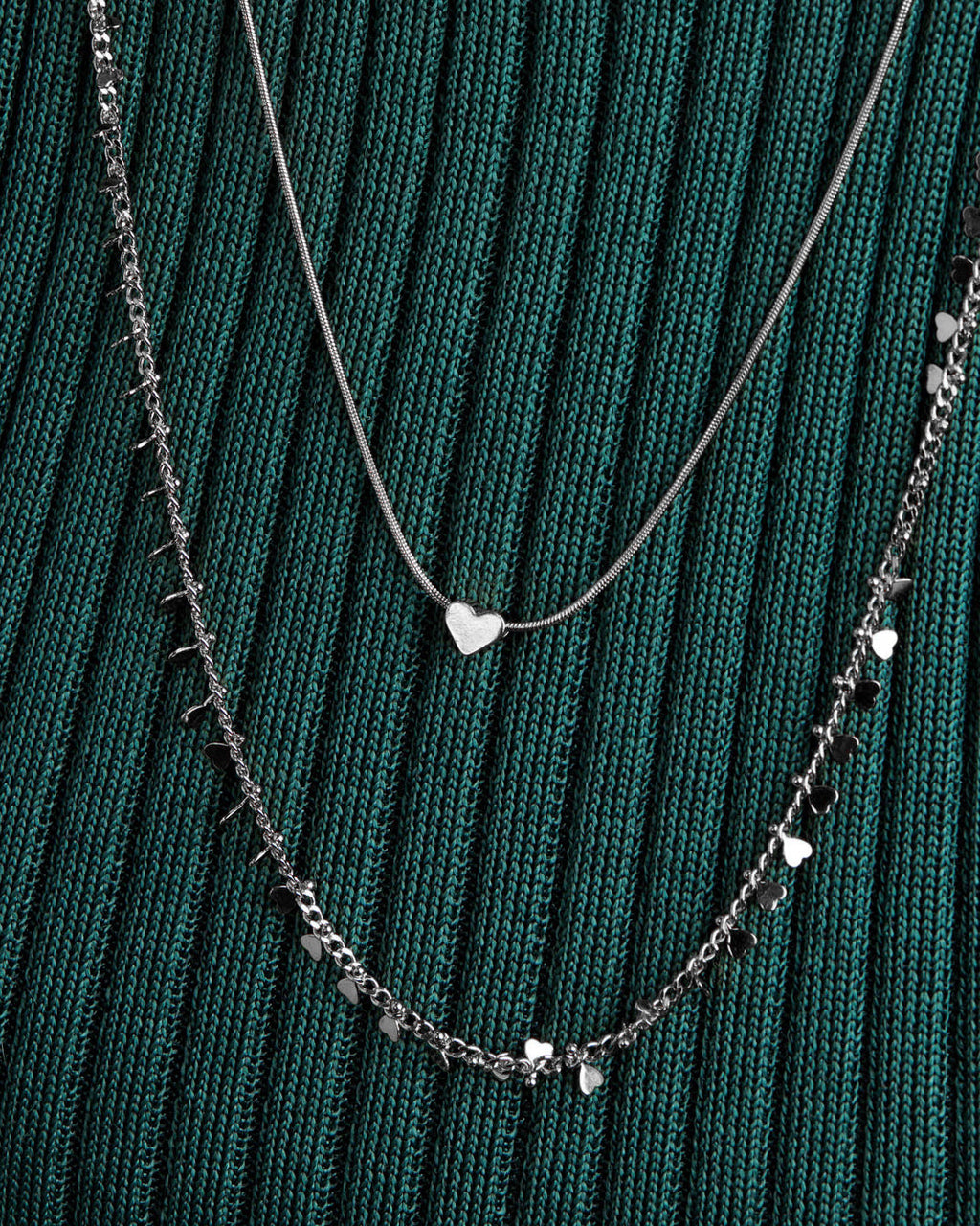 gargantilha-tripla-pingente-coracoes-prateada-papoula-infinity-3