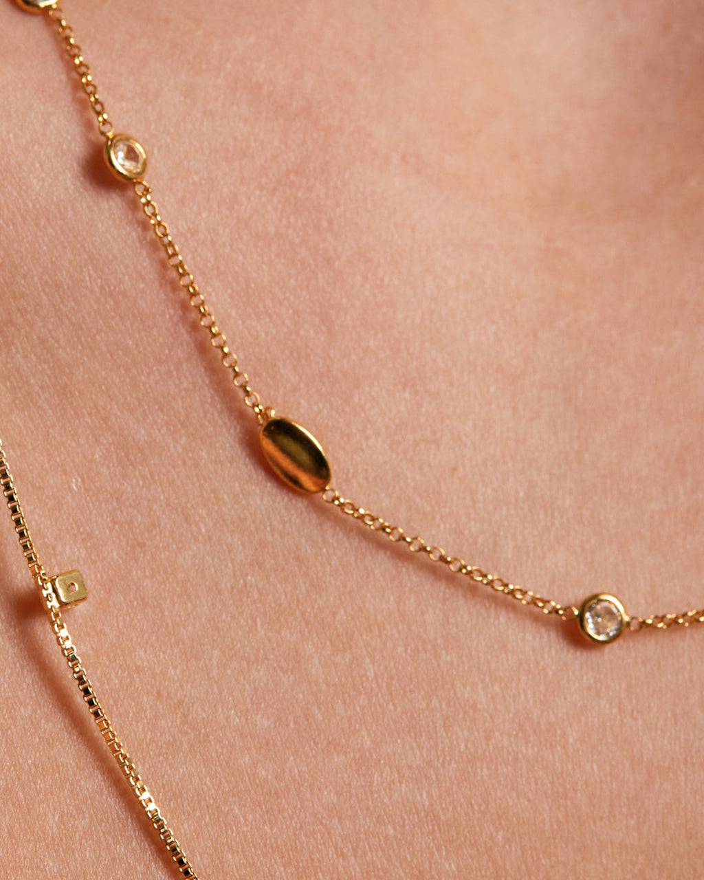 colar-elo-mini-pingentes-zirconia-45cm-dourado-papoula-pontos-de-luz-3