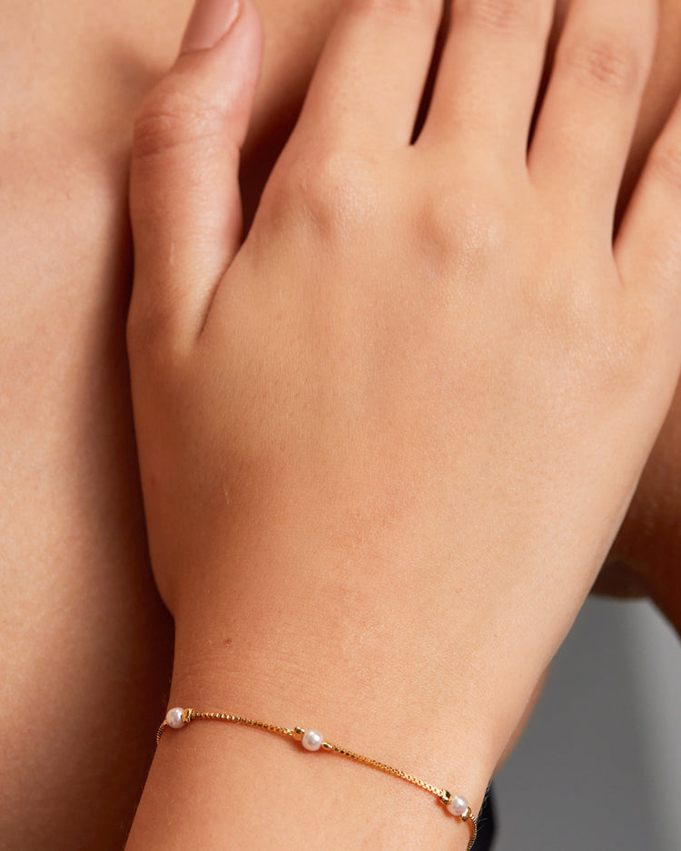 pulseira-perola-ajustavel-dourada-papoula-pontos-de-luz-2