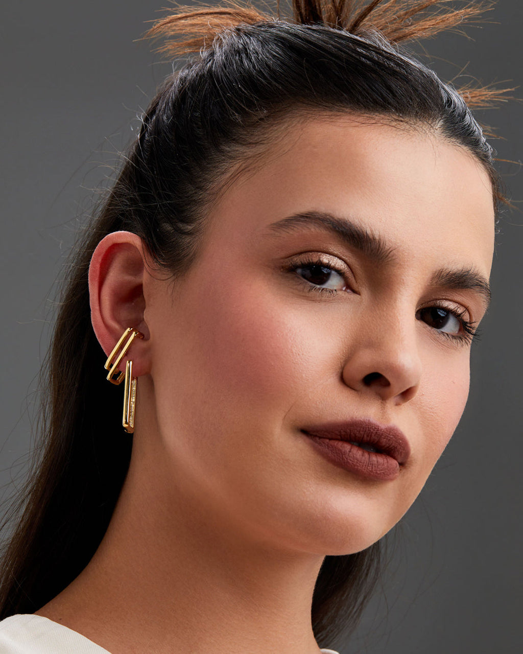 argola-lisa-dourada-papoula-lina-3