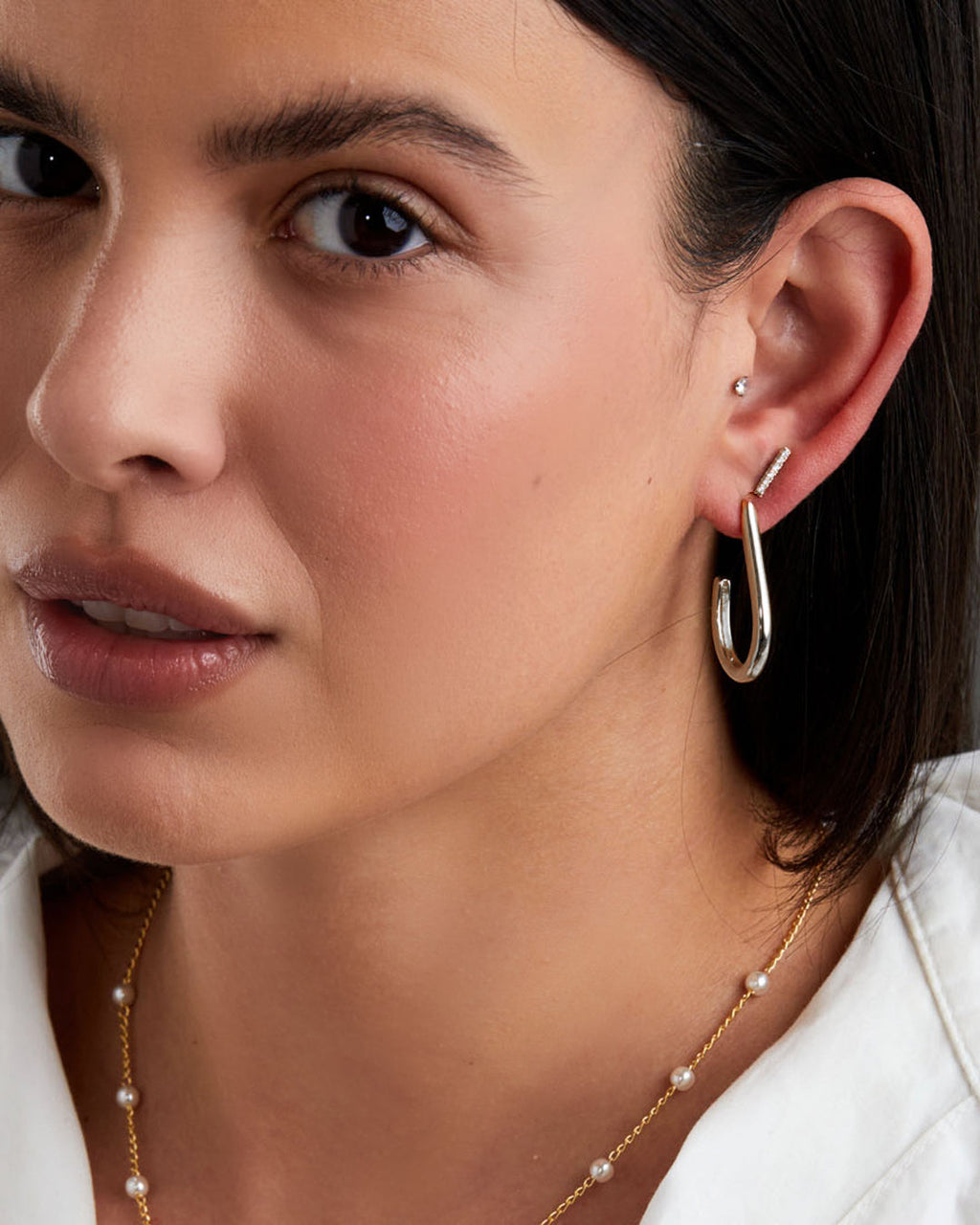 argola-curva-prateada-papoula-lina-4