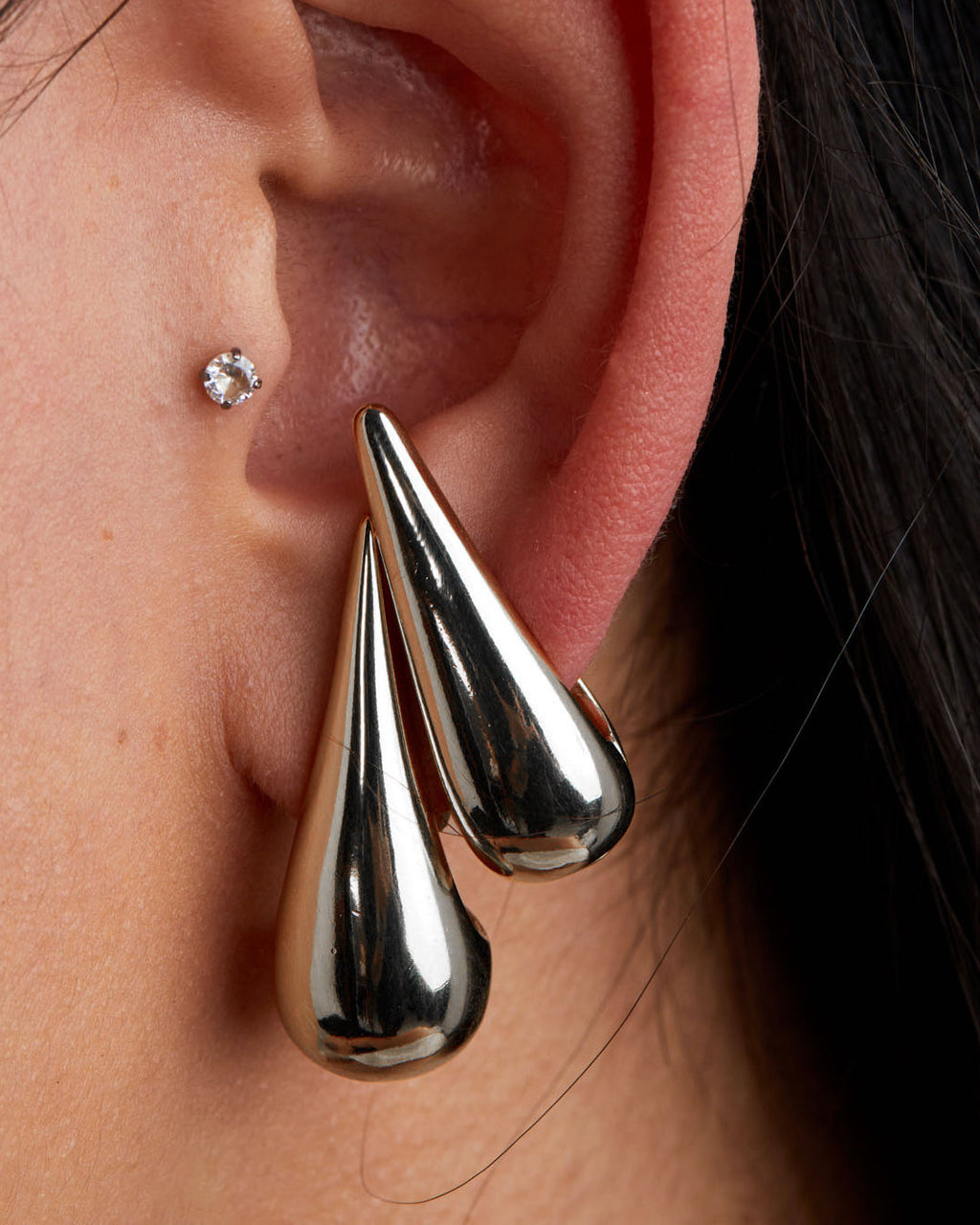 argola-gota-prateada-papoula-liquida-3