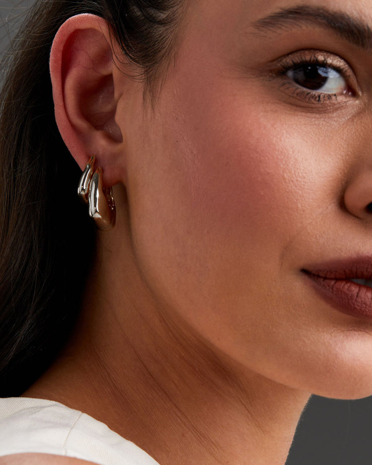 argola-grande-prateada-papoula-liquida-2