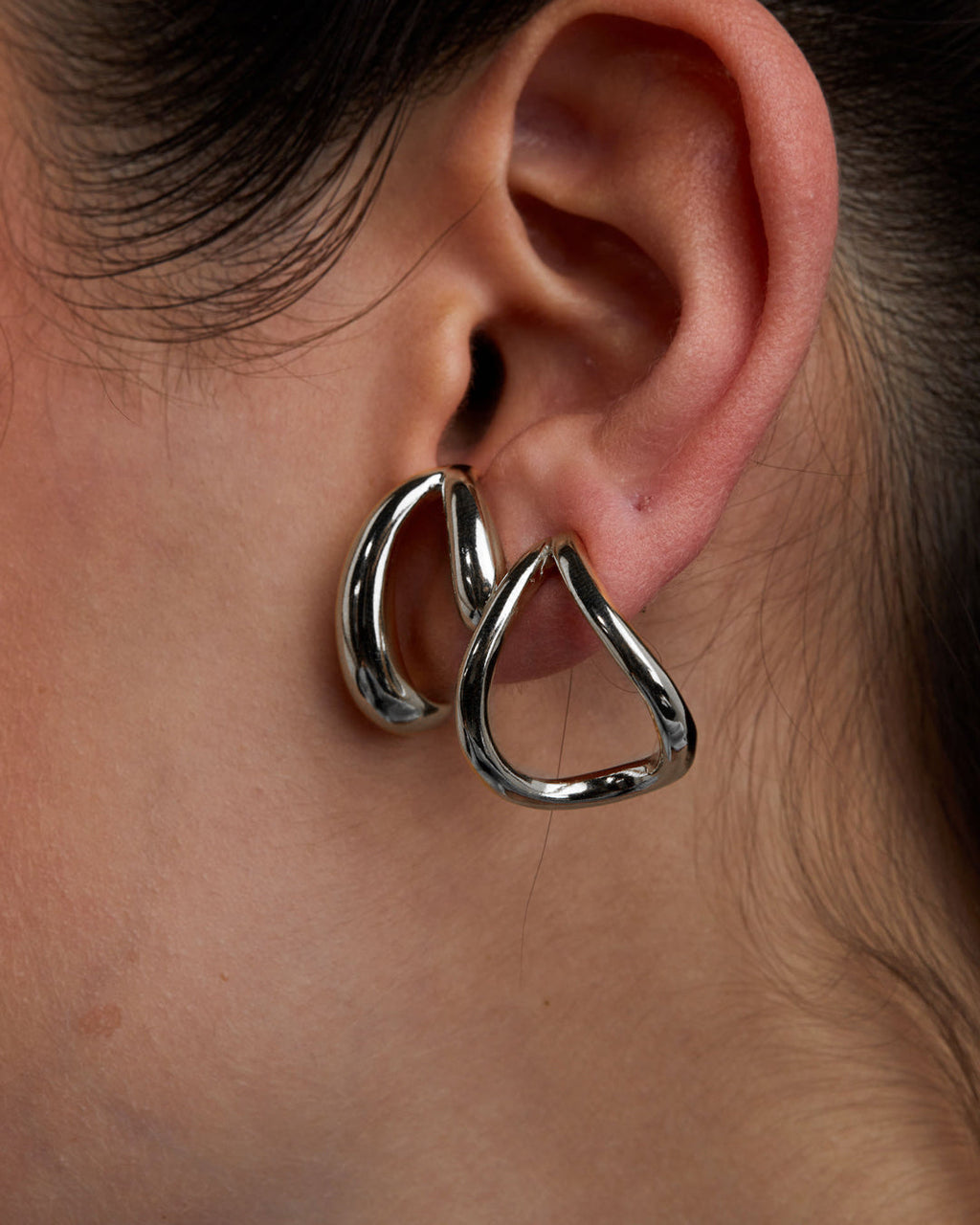 ear-hook-prateada-papoula-liquida-2