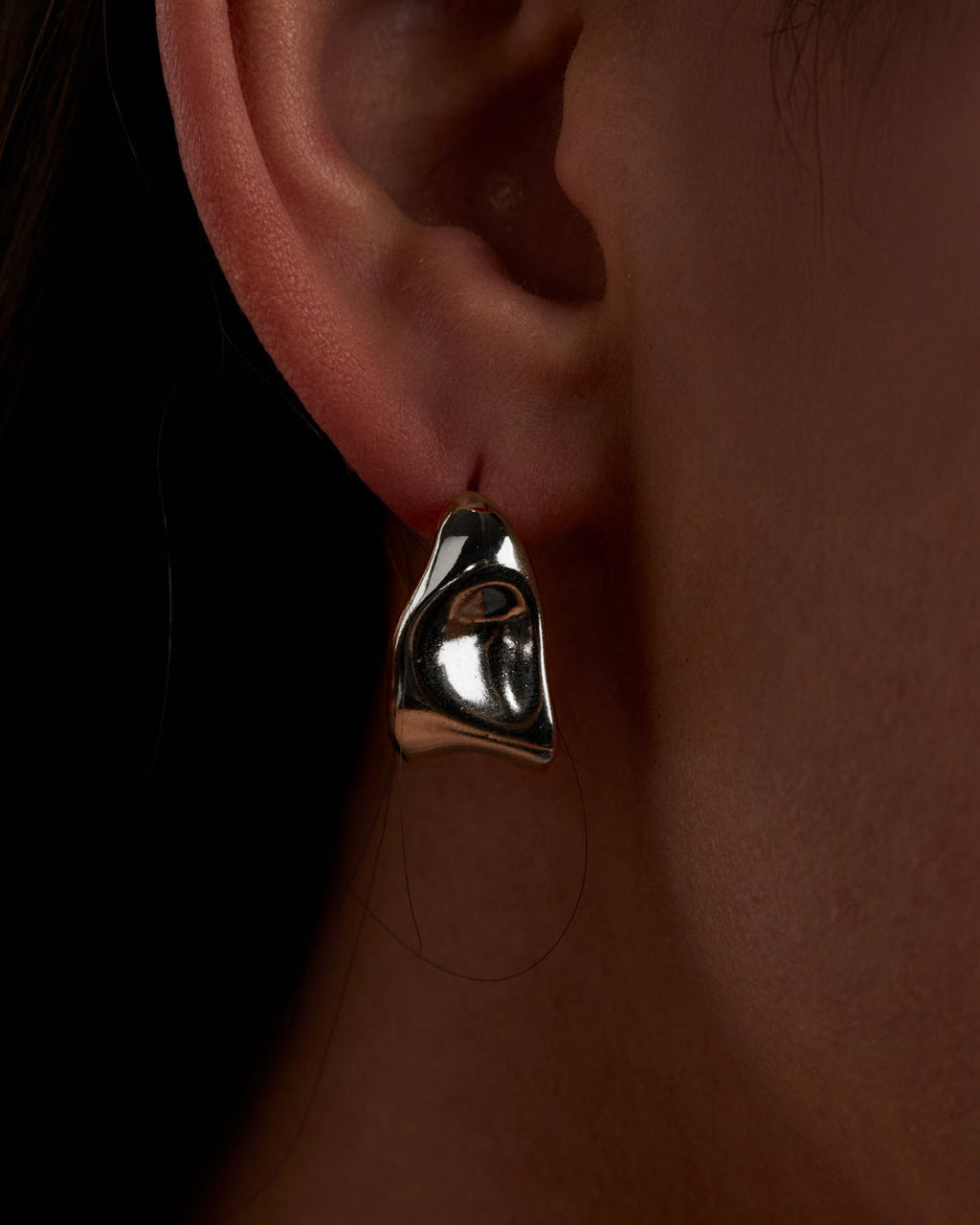 brinco-gota-ondulada-aberta-prateada-papoula-waves-2