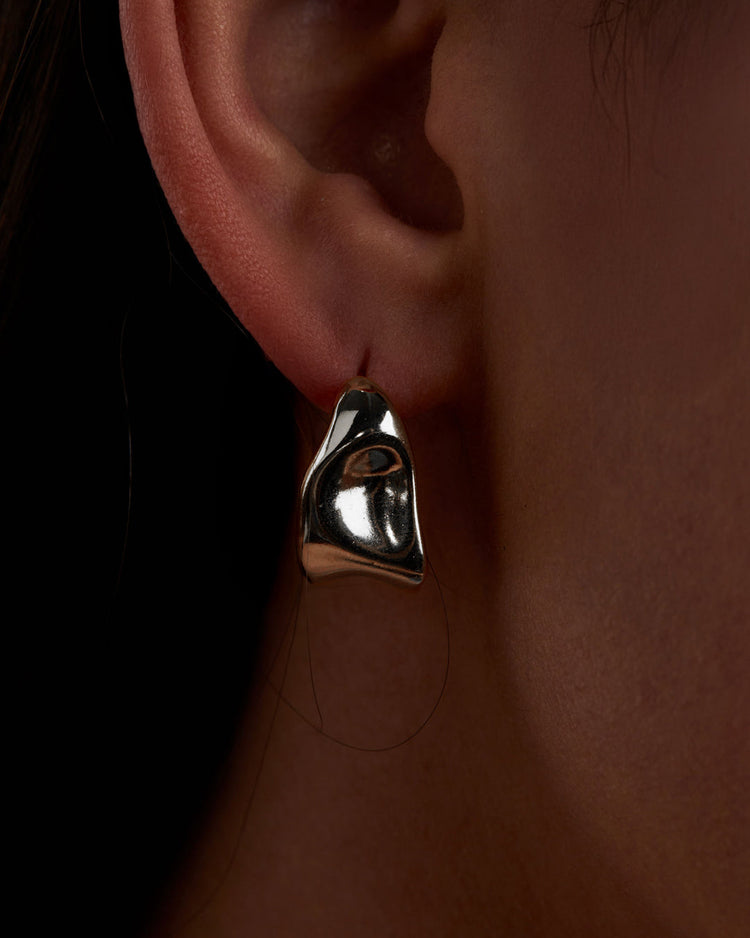 brinco-gota-ondulada-aberta-prateada-papoula-waves-2