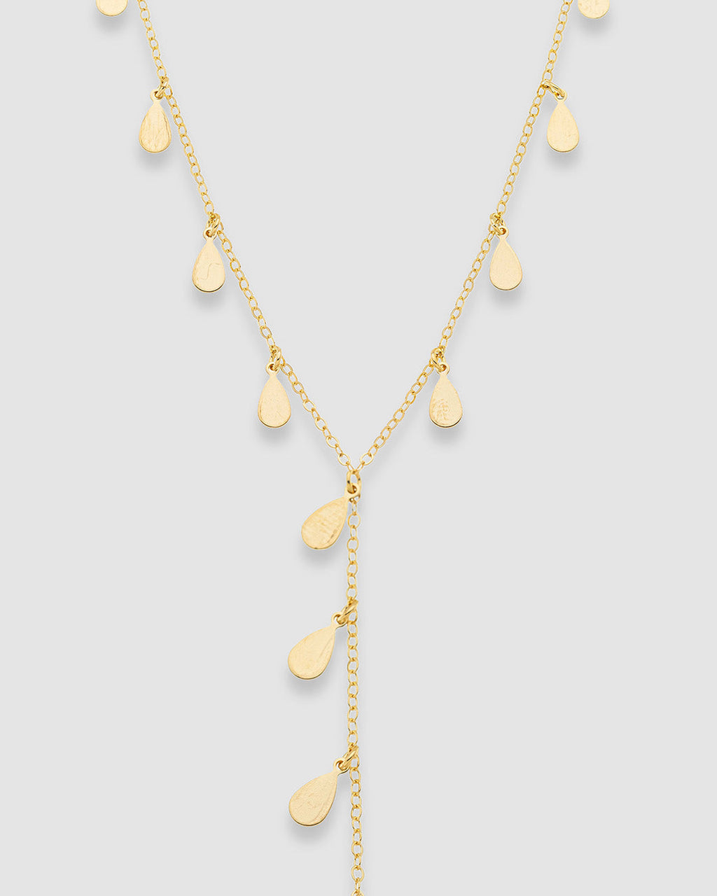 colar-com-penduricalho-y-chapa-gota-40cm-dourada-papoula-lluvia-1