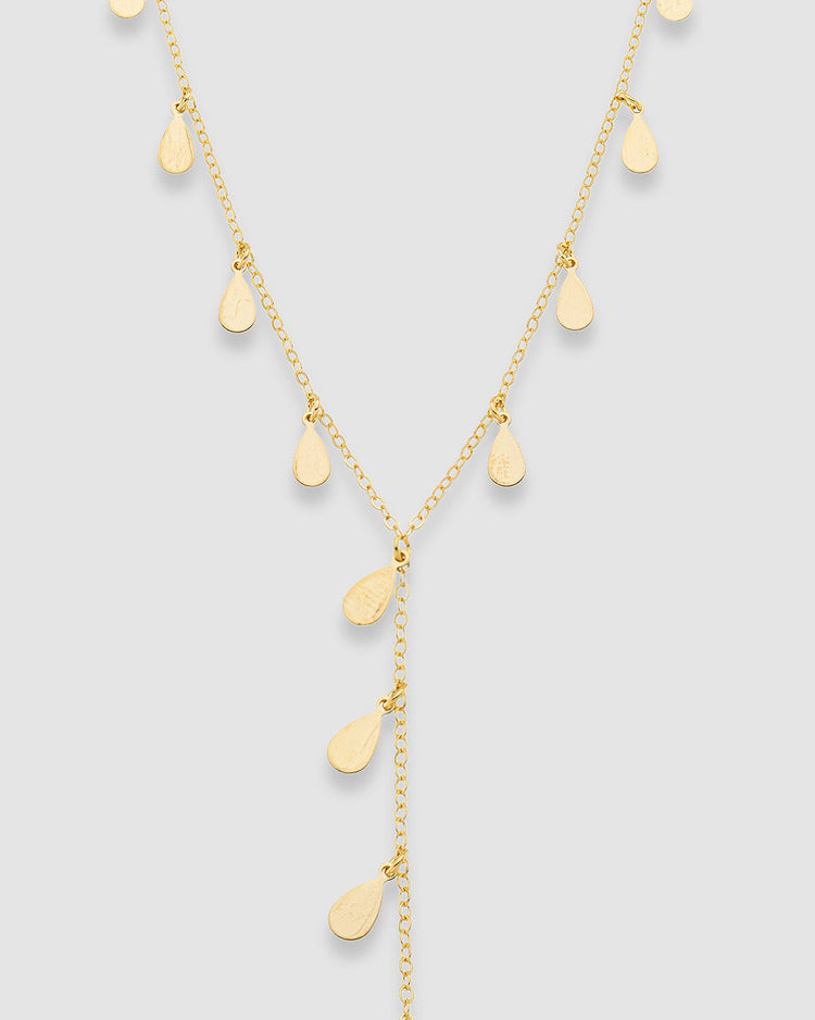 colar-com-penduricalho-y-chapa-gota-40cm-dourada-papoula-lluvia-1