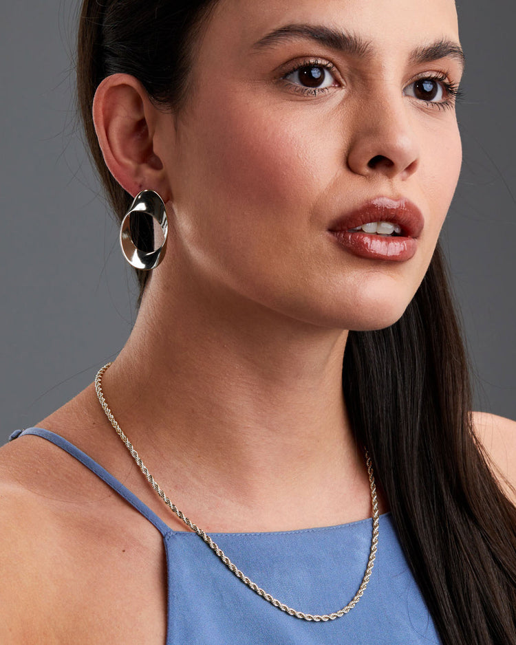 brinco-torcido-prateado-papoula-orbita-2