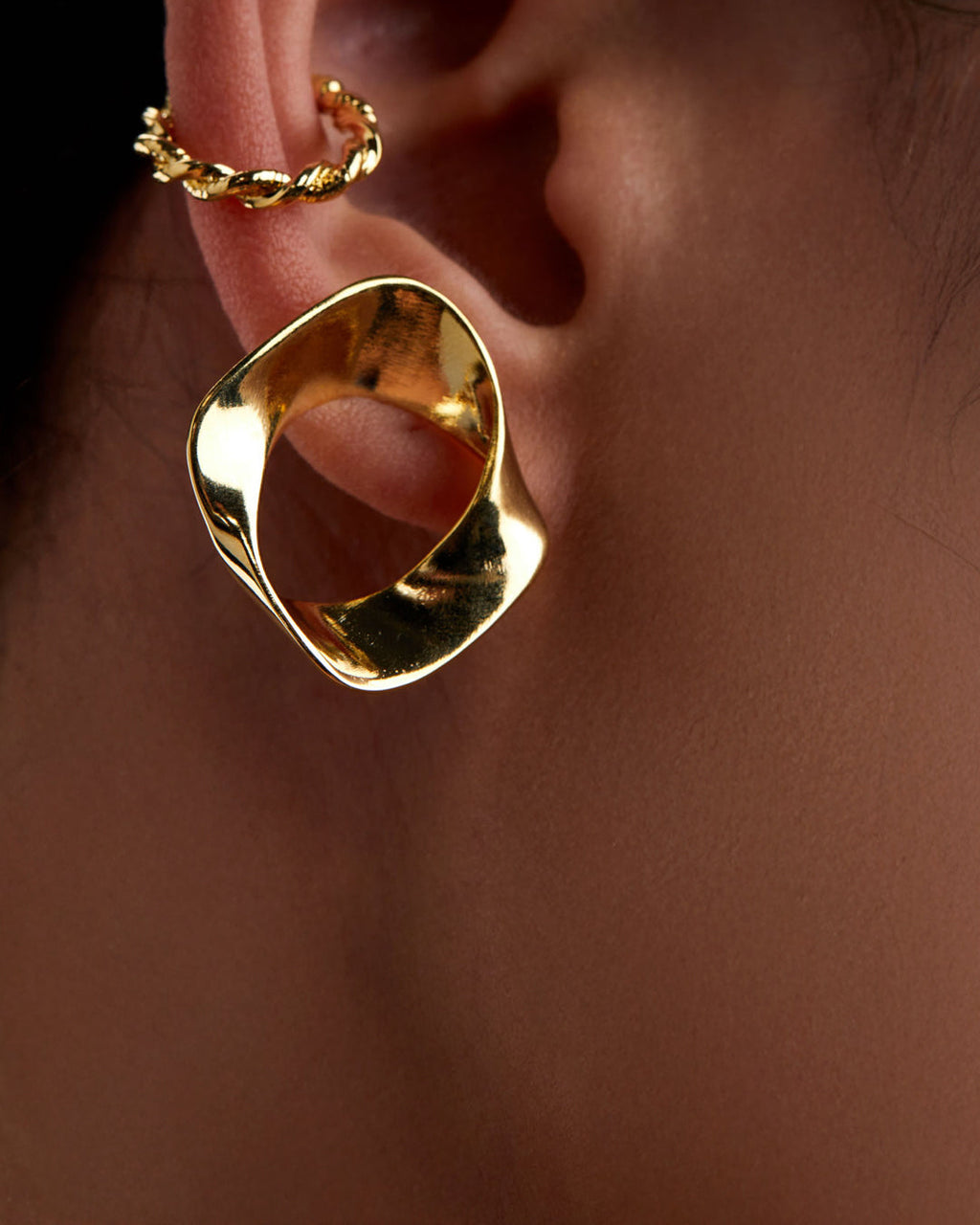 brinco-torcido-pequeno-dourado-papoula-orbita-2