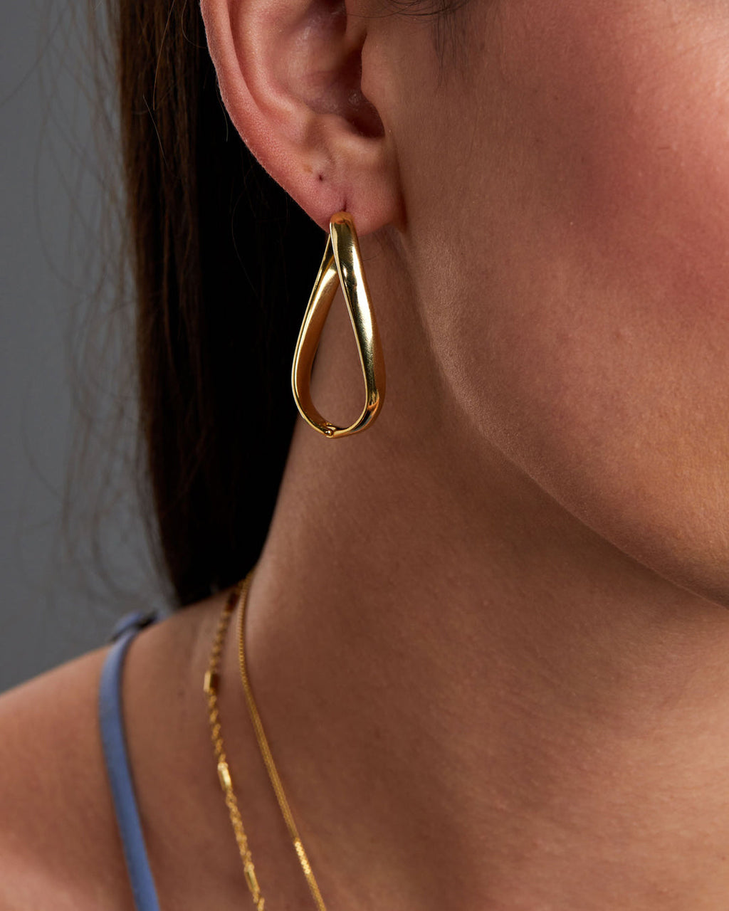 brinco-oval-torcido-dourado-papoula-orbita-2