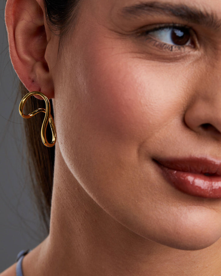 brinco-contorcido-dourado-papoula-fio-2