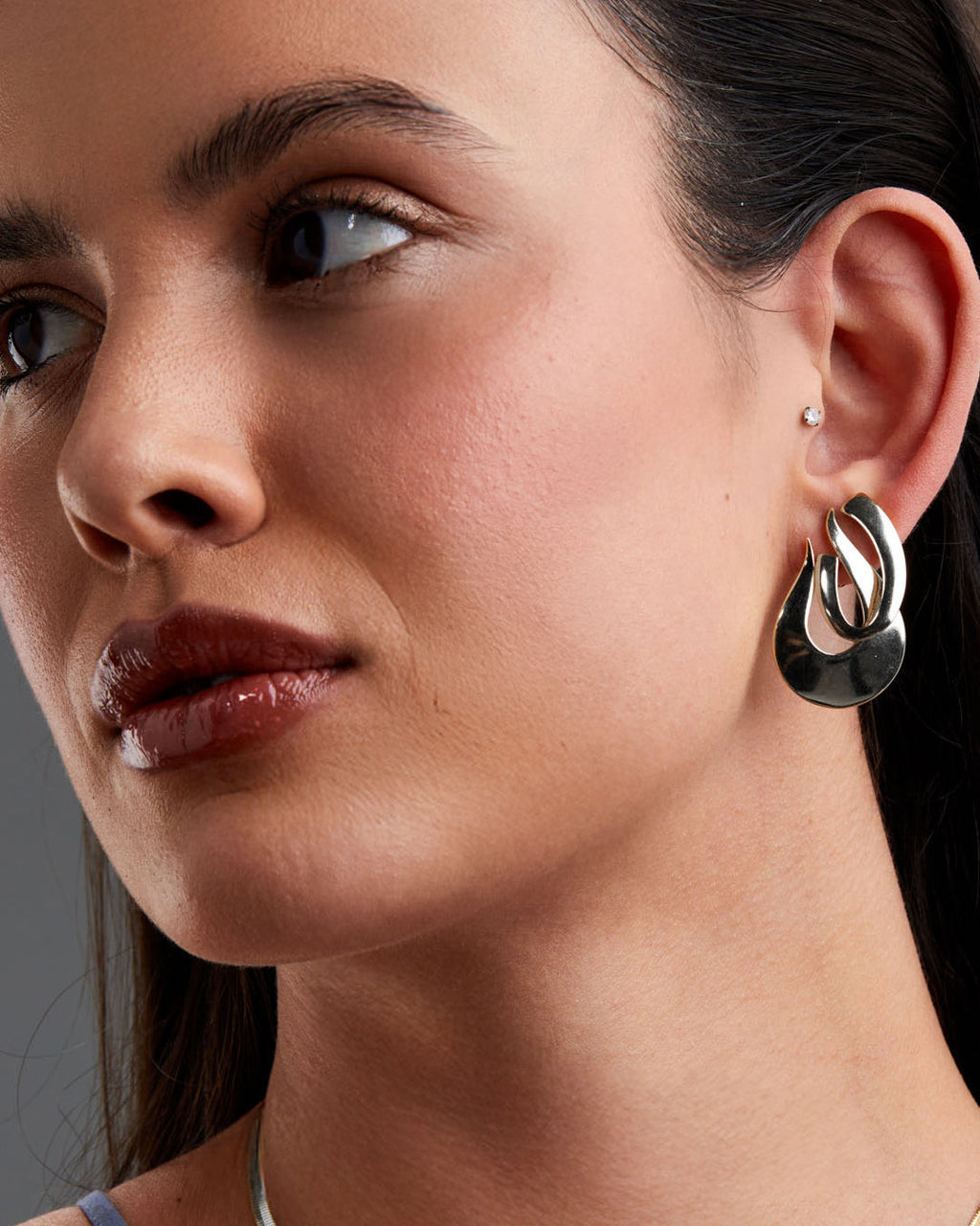 brinco-u-medio-prateado-papoula-orbita-2