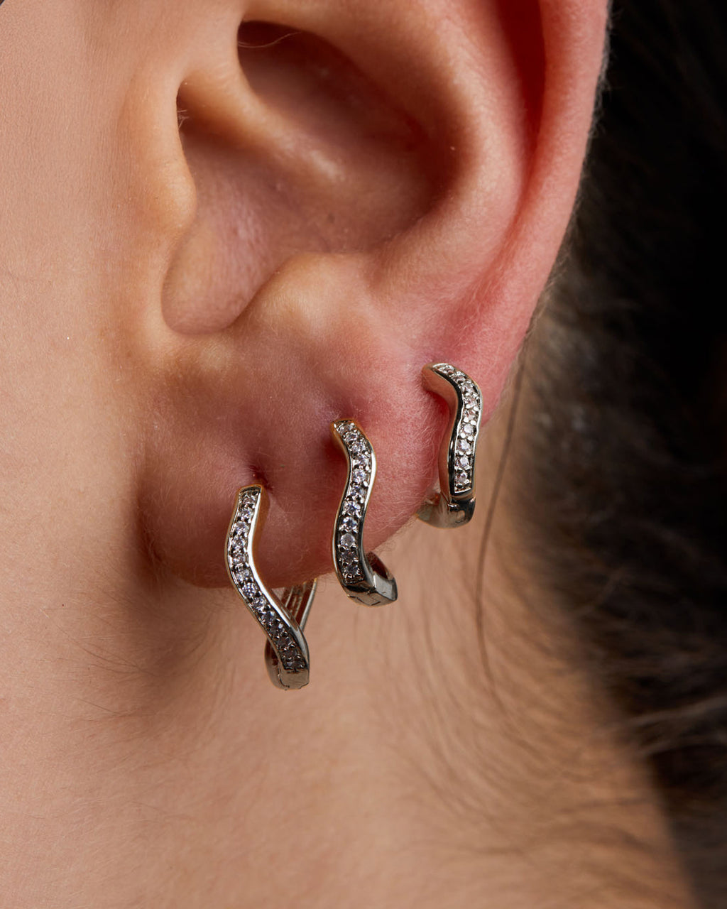 kit-brinco-trio-cravejado-ondulado-zirconia-prateado-papoula-sparkle-2