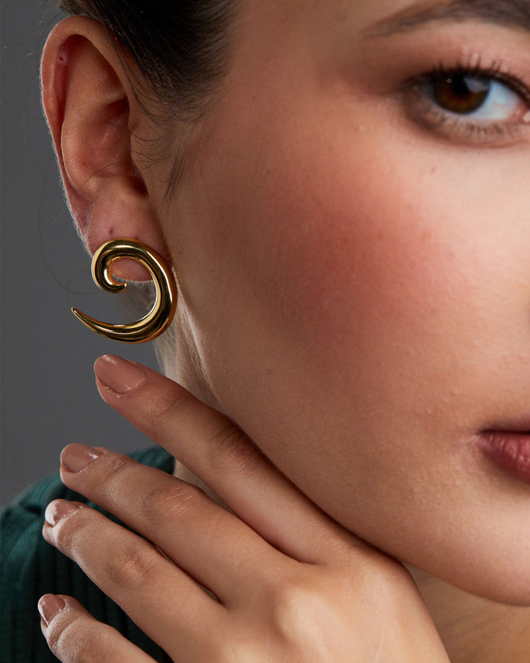 brinco-espiral-media-dourado-papoula-tattoo-old-school-2