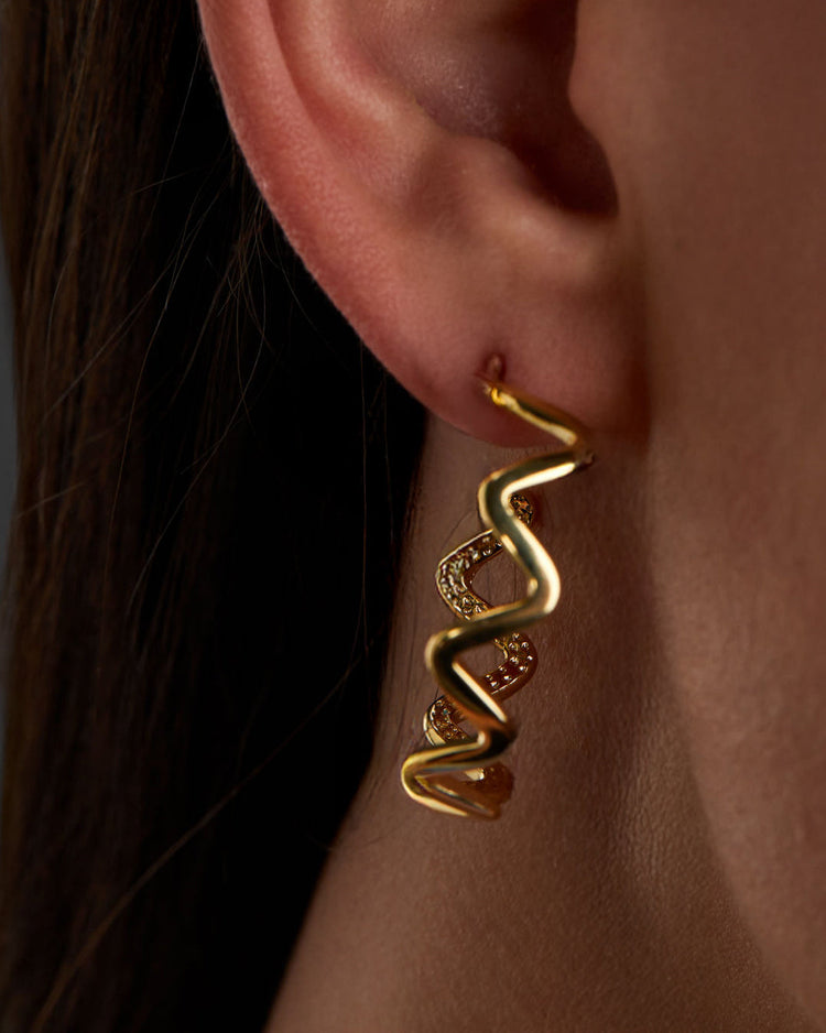 argola-ondulada-dourada-papoula-waves-2