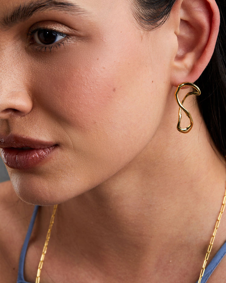 brinco-infinito-contorcido-dourada-papoula-waves-2