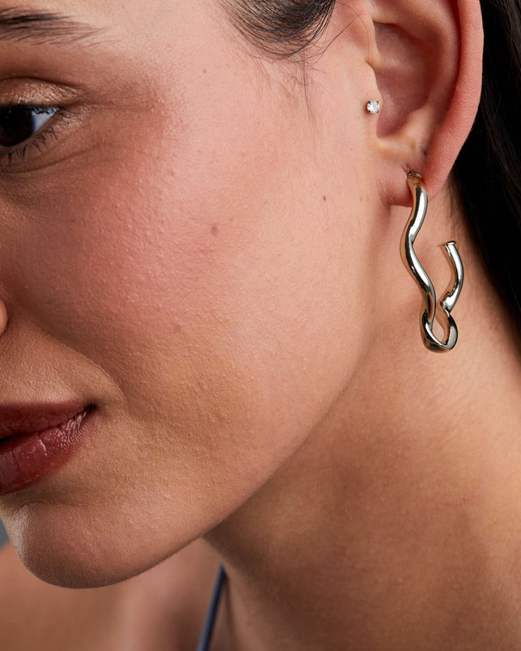 argola-ondulado-prateado-papoula-waves-2