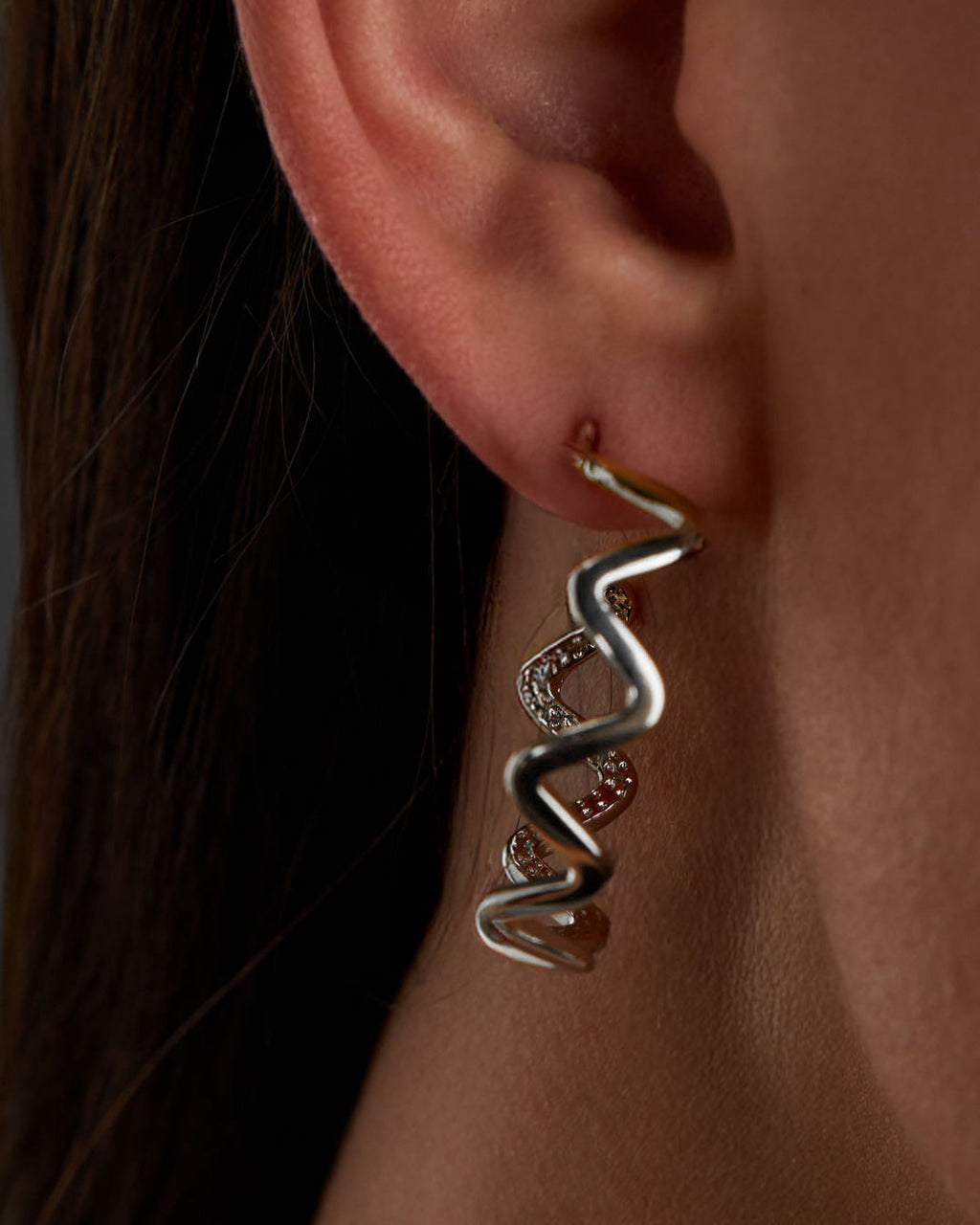 argola-ondulada-prateada-papoula-waves-2