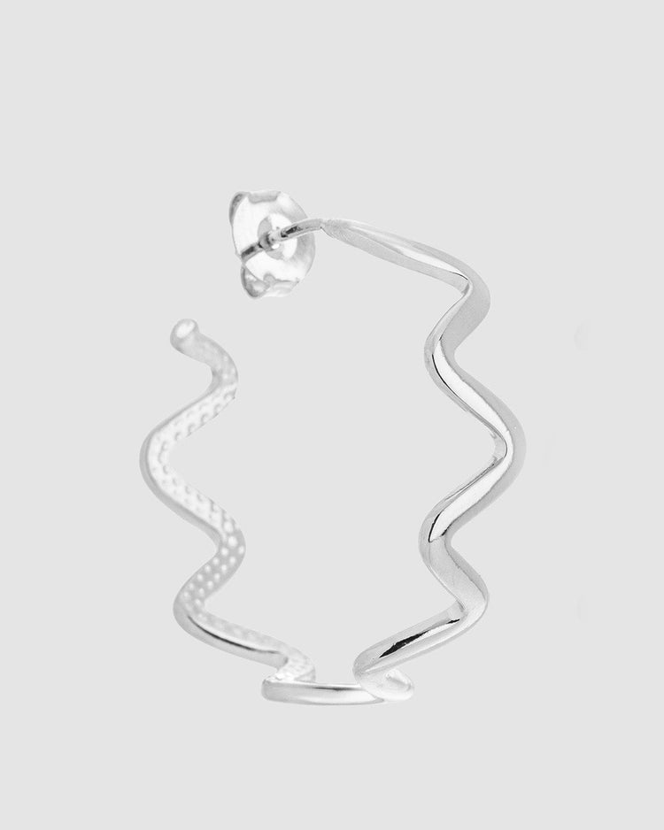 argola-ondulada-prateada-papoula-waves-1