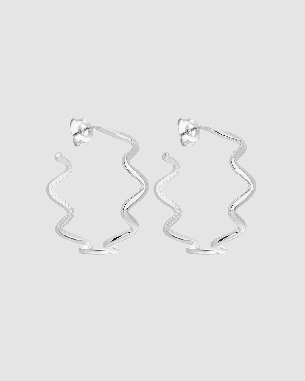 argola-ondulada-prateada-papoula-waves-3