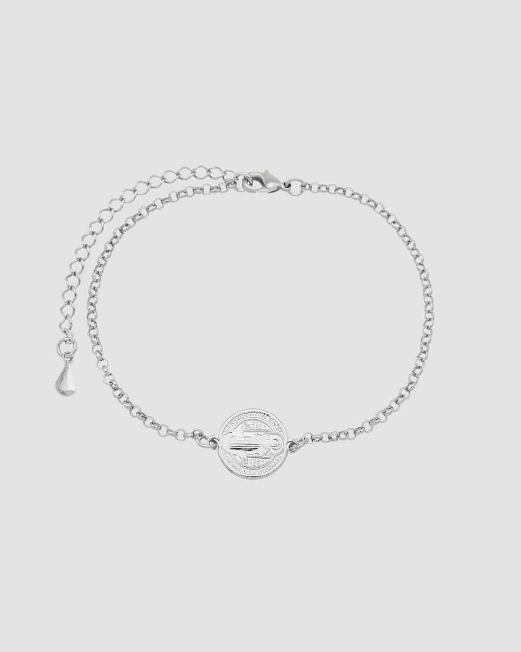 Pulseira prateada feminina com medalha São Bento frente, corrente elo redondo e fecho lagosta — semijoia religiosa Papoula
