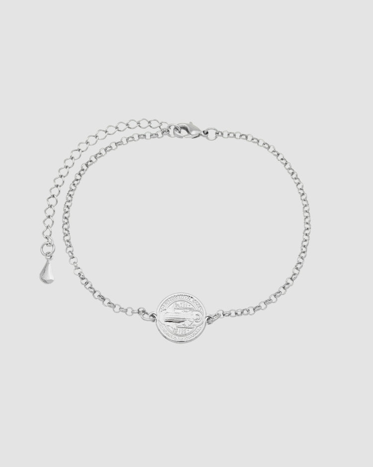 Pulseira prateada feminina com medalha São Bento frente, corrente elo redondo e fecho lagosta — semijoia religiosa Papoula