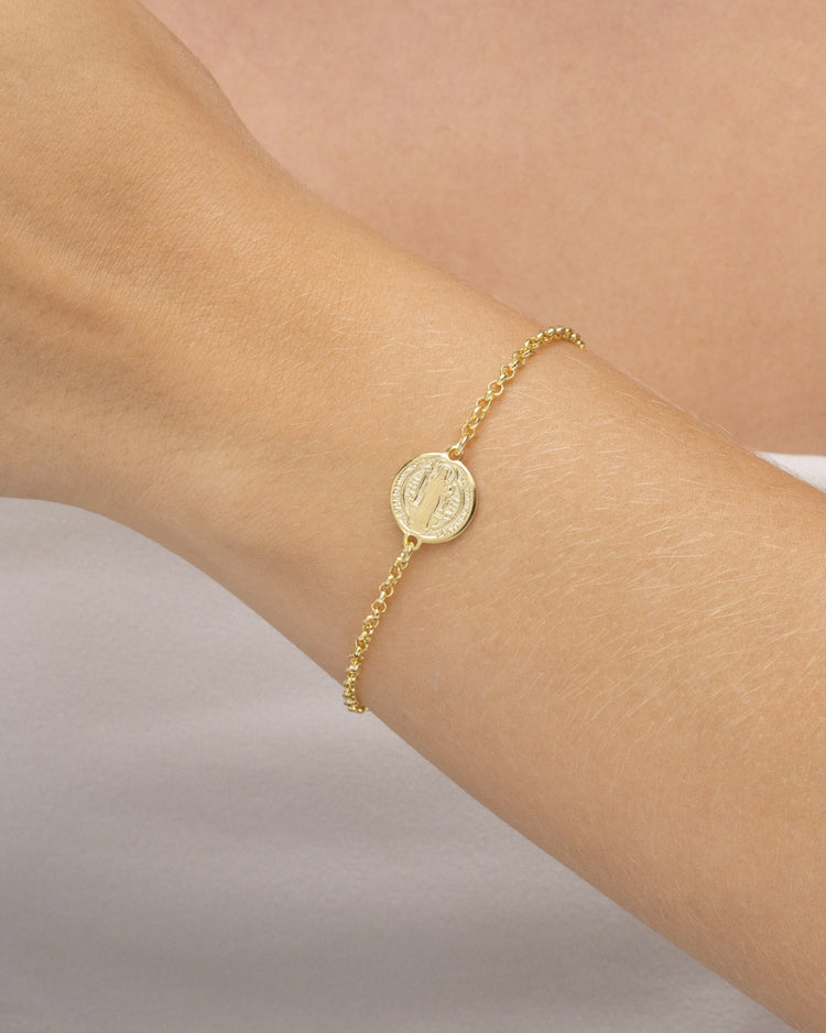 pulseira feminina banhada a ouro 18k com medalha São Bento frente no pulso — semijoia religiosa delicada Papoula