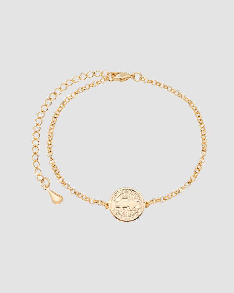 pulseira banhada a ouro 18k com medalha São Bento frente, corrente elo redondo e fecho lagosta — semijoia religiosa Papoula