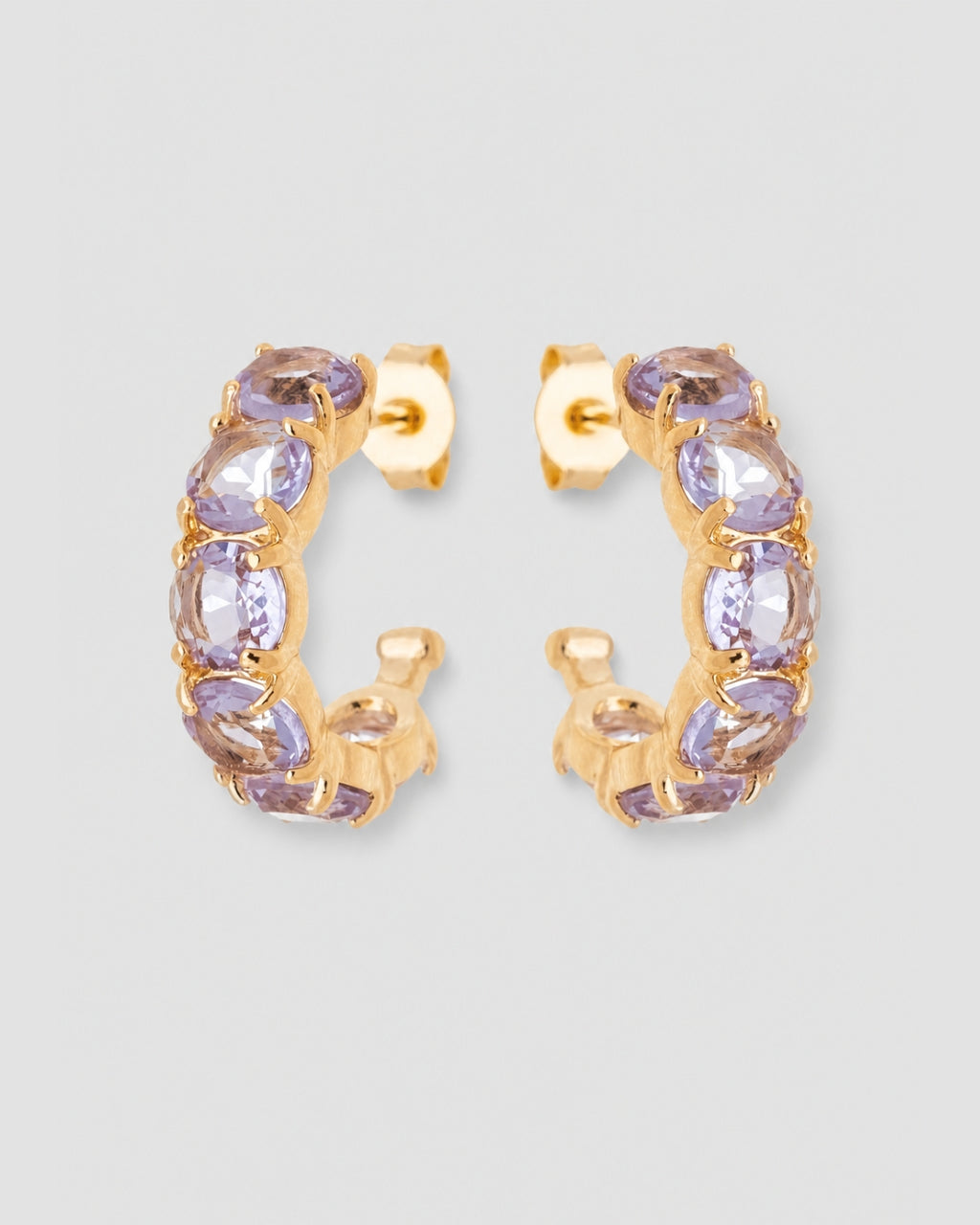 Brinco argola cravejada zircônia lilás semijoia banhado a ouro 1,5 cm — acessório feminino Papoula