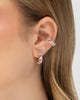 Modelo usando brinco argola cravejada zircônia lilás banhado a ouro combinado com piercing fake — acessório feminino Papoula