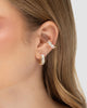 Modelo usando brinco argola cravejada zircônia banhado a ouro na orelha — acessório feminino Papoula