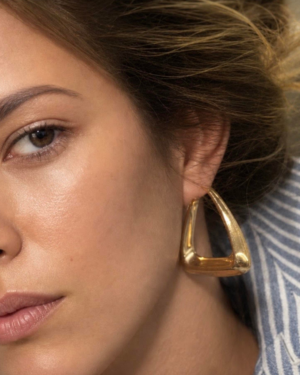 Modelo usando brinco argola gota dourado volumétrico semijoia banhado a ouro 18k — acessório feminino Papoula