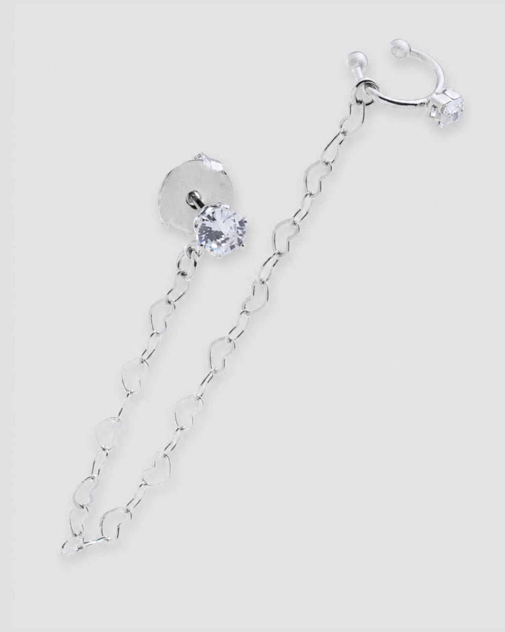 Detalhe brinco ear line corrente elos coração com ponto de luz zircônia e ear cuff piercing fake banho de ródio — semijoia Papoula