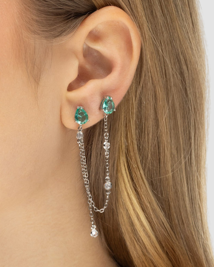 Modelo usando brinco ear line corrente gota zircônia verde água banhado a ródio para dois furos na orelha — acessório feminino Papoula
