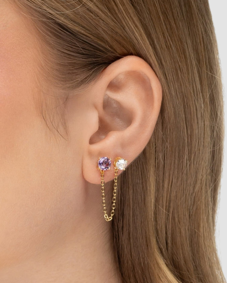 odelo usando ear line corrente zircônia lavanda e incolor banhado a ouro para dois furos na orelha — acessório feminino Papoula