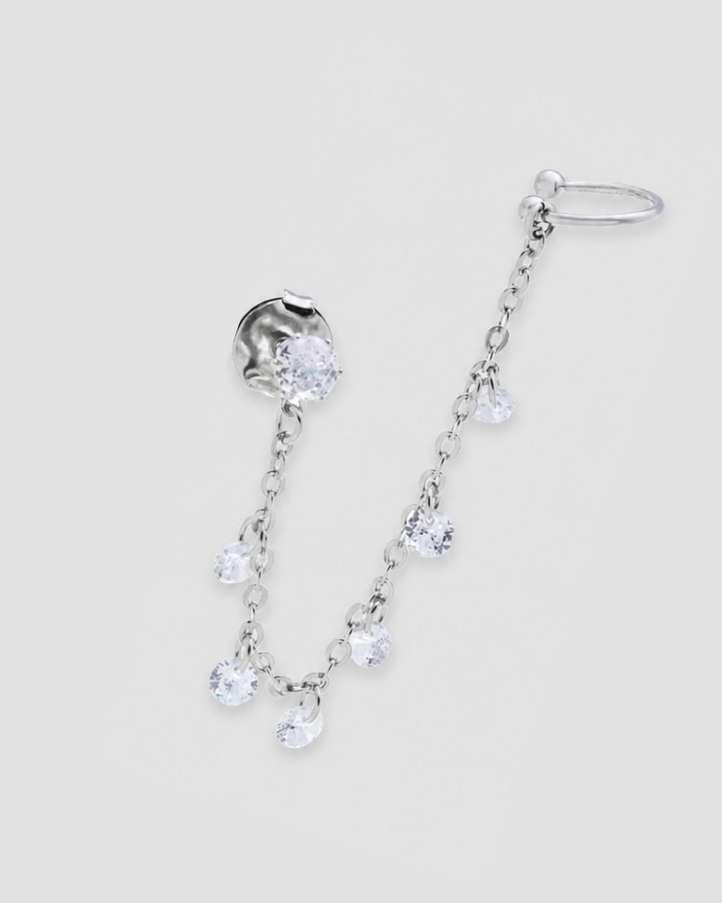 Detalhe brinco ear line piercing fake com zircônia 0,5 cm e corrente com pingentes zircônia banho de ródio — semijoia Papoula