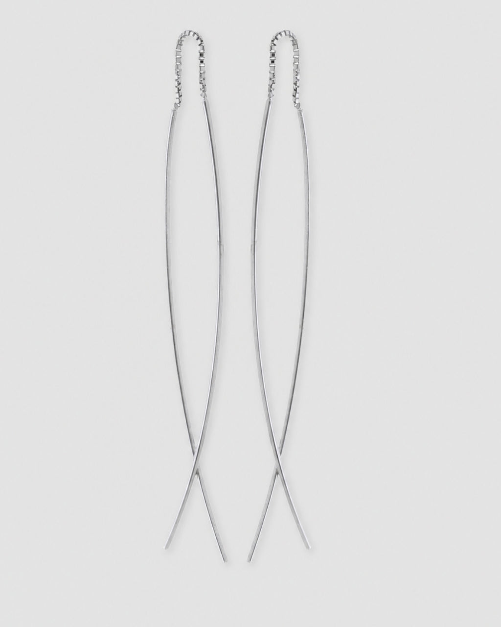 Brinco ear thread fio minimalista prateado semijoia banho de ródio com corrente veneziana 6 cm cada lado — acessório feminino Papoula