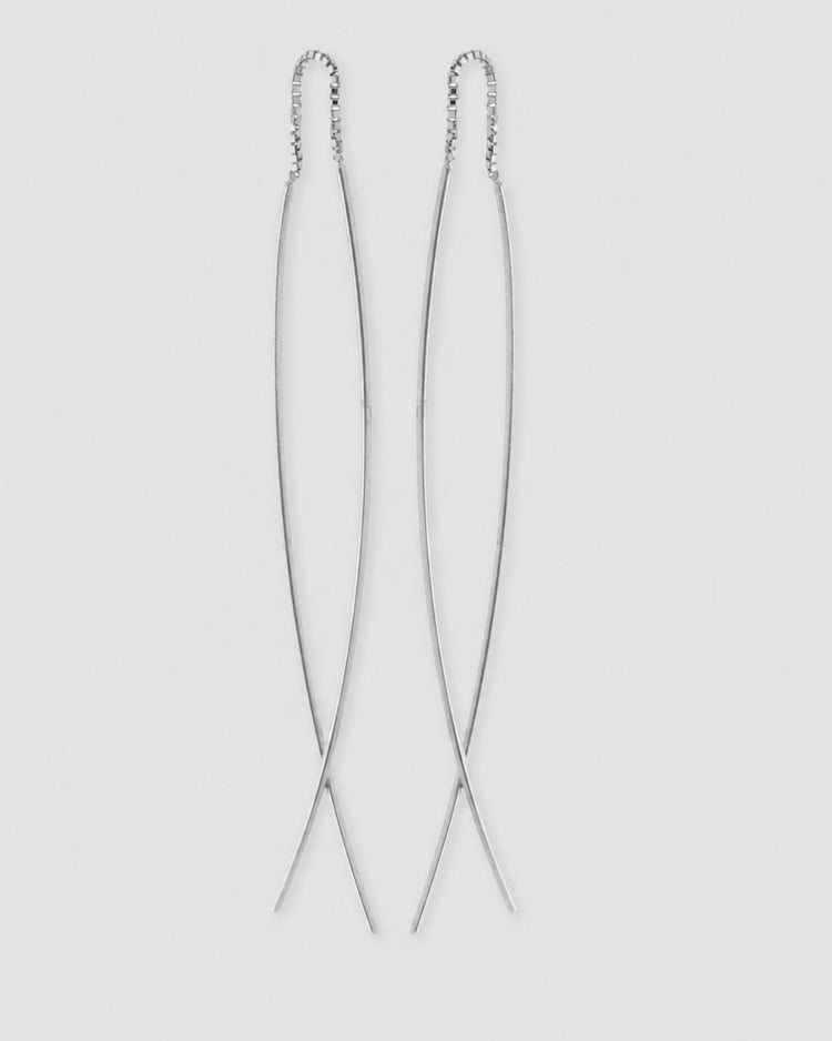 Brinco ear thread fio minimalista prateado semijoia banho de ródio com corrente veneziana 6 cm cada lado — acessório feminino Papoula