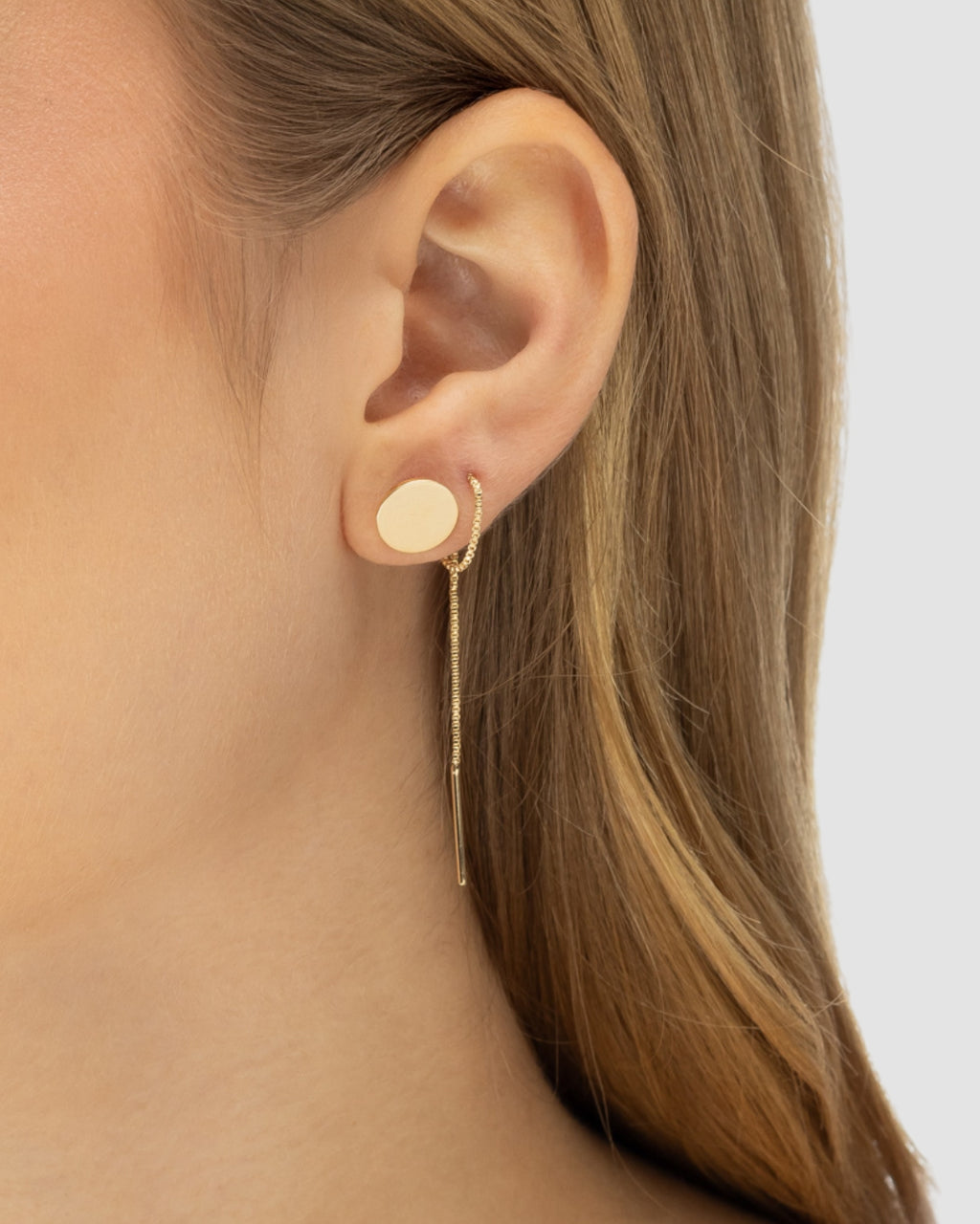 Modelo A usando brinco ear thread fio placa redonda dourado semijoia banhado a ouro enrolado na orelha — acessório feminino Papoula