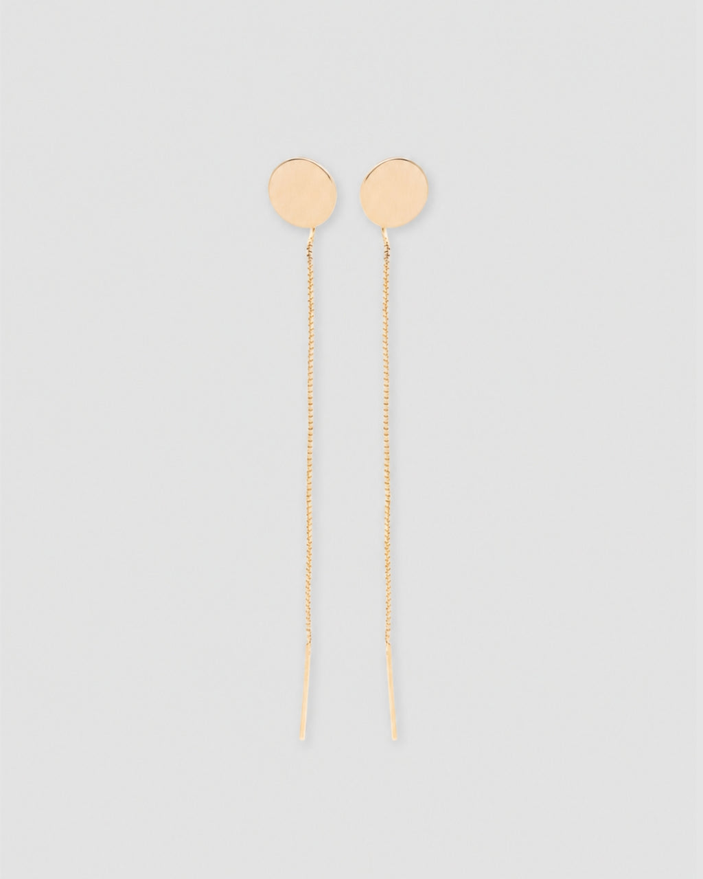 Detalhe brinco ear thread fio placa redonda dourado semijoia banhado a ouro com corrente veneziana — acessório feminino Papoula