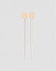 Detalhe brinco ear thread fio placa redonda dourado semijoia banhado a ouro com corrente veneziana — acessório feminino Papoula