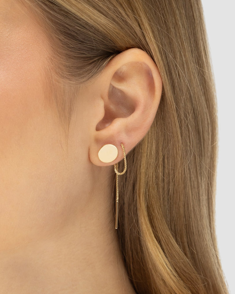 Modelo usando brinco ear thread fio placa redonda dourado semijoia banhado a ouro enrolado na orelha — acessório feminino Papoula