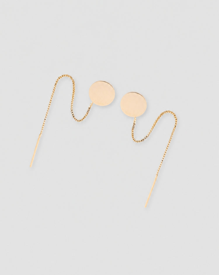 Brinco ear thread fio placa redonda dourado semijoia banhado a ouro com corrente 6 cm e pino — acessório feminino Papoula