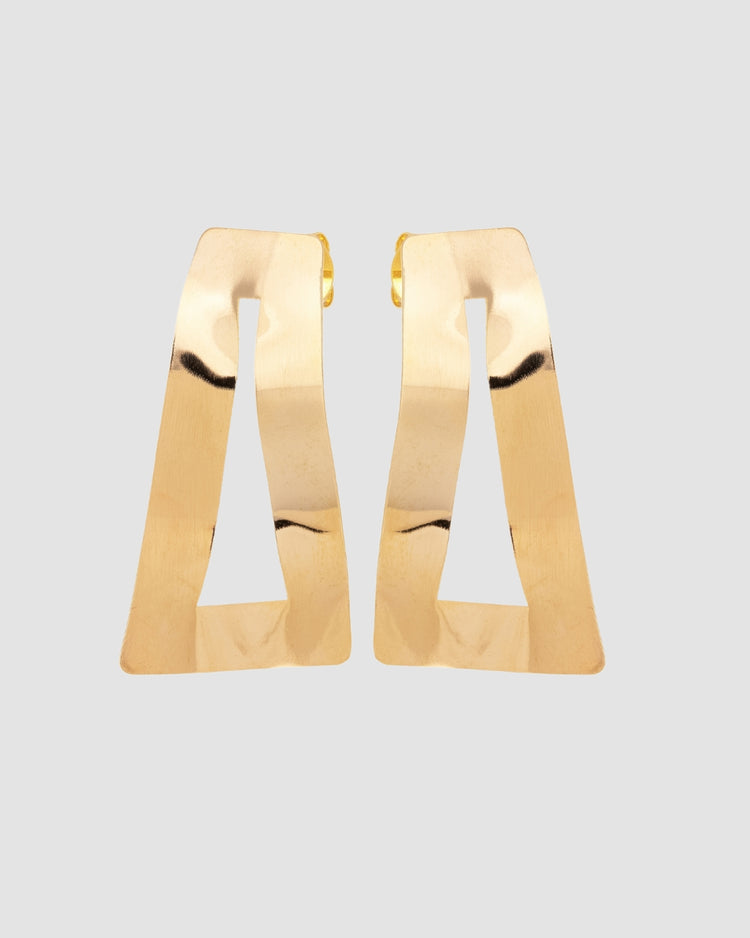 brinco twisted dourado Papoula, semijoia banhada a ouro 18k com design geométrico moderno, 5cm x 3cm, acabamento polido brilhante, antialérgico para orelha furada, fotografado em fundo cinza neutro