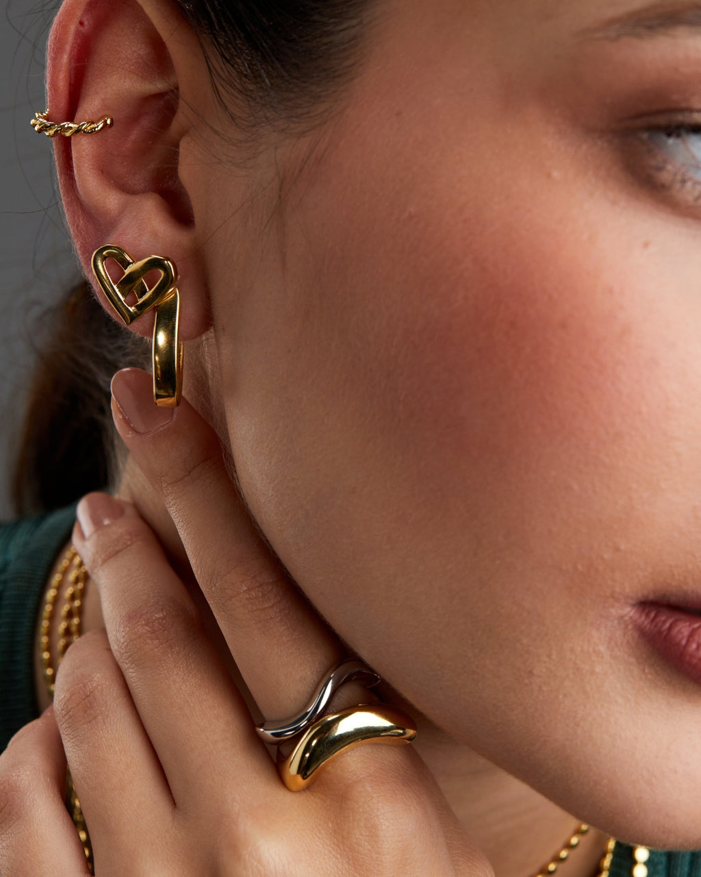 brinco-coracao-entrelacados-dourada-papoula-infinity-2